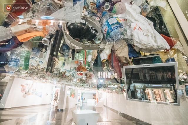 500kg rác thải treo lơ lửng trên đầu: Triển lãm ấn tượng ở Hà Nội khiến người xem ngộp thở - Ảnh 10.