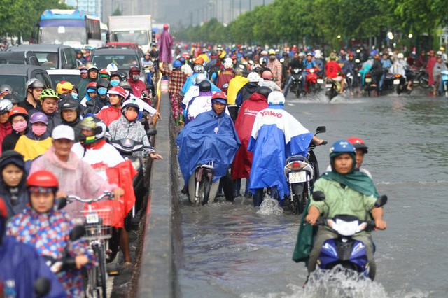Toàn cảnh đường Phạm Văn Đồng trong trận mưa lịch sử  - Ảnh 3.