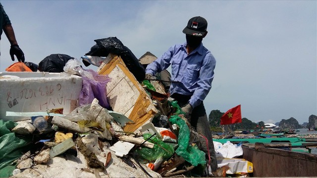 Vịnh Hạ Long: Mỗi ngày vớt 6-7 tấn rác, vớt xong rác lại đầy - Ảnh 4.