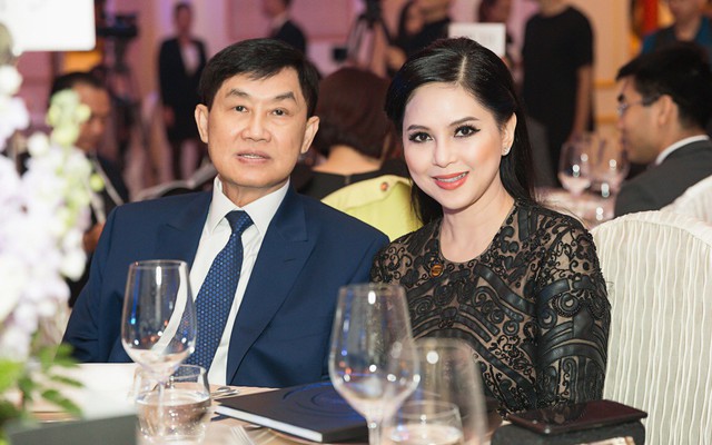 Lãi gấp nhiều lần kinh doanh hàng hiệu, dịch vụ sân bay mới thực sự là "con gà đẻ trứng vàng" của ông Johnathan Hạnh Nguyễn Lãi gấp nhiều lần kinh doanh hàng hiệu, dịch vụ sân bay mới thực sự là "con gà đẻ trứng vàng" của ông Johnathan Hạnh Nguyễn