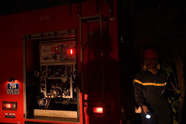 Cháy lớn thiêu rụi xưởng nhựa ở Hà Nội, 2 người may mắn thoát nạn - Ảnh 2.