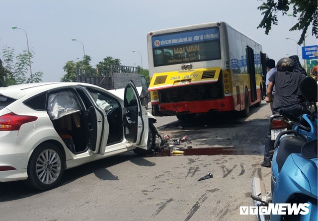 Ô tô con nát bét sau cú tông vào đuôi xe buýt dừng trả khách trên đại lộ Thăng Long - Ảnh 1.