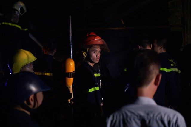 Cháy lớn thiêu rụi xưởng nhựa ở Hà Nội, 2 người may mắn thoát nạn - Ảnh 11.