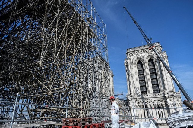 Nhà thờ Đức Bà Paris vẫn chưa đủ an toàn để được trùng tu - Ảnh 15.