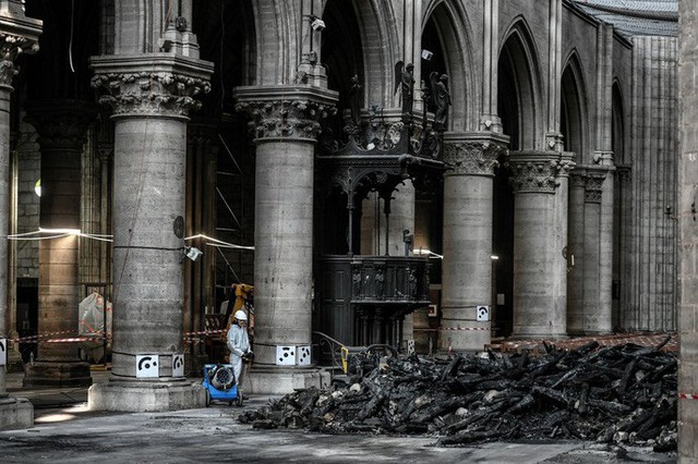 Nhà thờ Đức Bà Paris vẫn chưa đủ an toàn để được trùng tu - Ảnh 18.