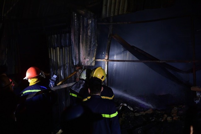 Cháy lớn thiêu rụi xưởng nhựa ở Hà Nội, 2 người may mắn thoát nạn - Ảnh 3.
