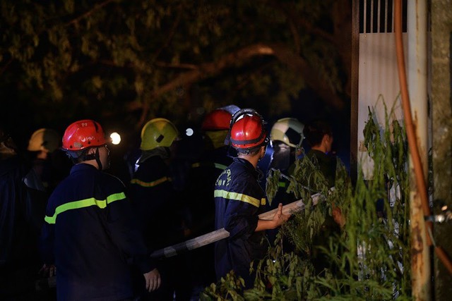 Cháy lớn thiêu rụi xưởng nhựa ở Hà Nội, 2 người may mắn thoát nạn - Ảnh 4.
