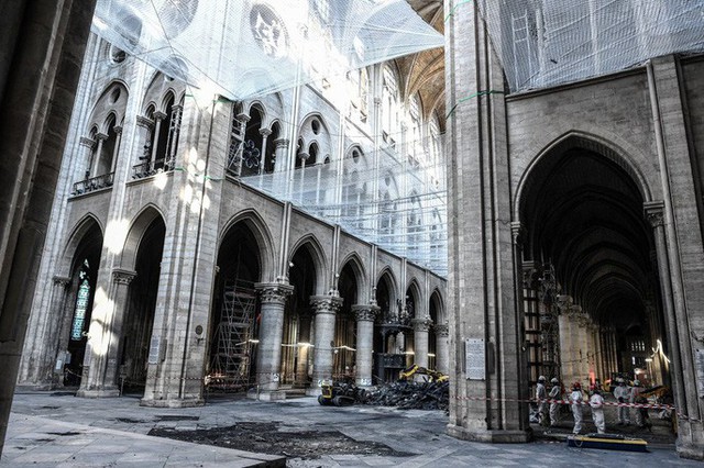 Nhà thờ Đức Bà Paris vẫn chưa đủ an toàn để được trùng tu - Ảnh 5.