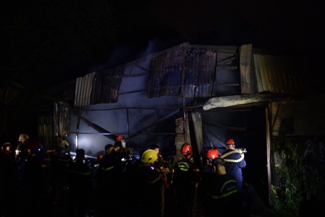 Cháy lớn thiêu rụi xưởng nhựa ở Hà Nội, 2 người may mắn thoát nạn - Ảnh 5.
