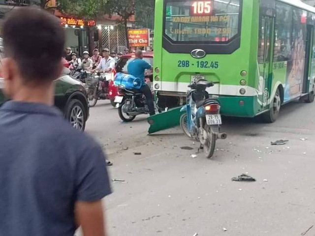 Clip: Khoảnh khắc ô tô điên lao ngang đường đâm liên tiếp 8 phương tiện ở Hà Nội khiến nhiều người hoảng sợ - Ảnh 2.