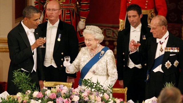Muốn làm người hoàng tộc, bạn phải nhớ kỹ 2 nguyên tắc này khi ăn tối cùng Nữ hoàng Elizabeth - Ảnh 1.