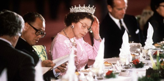 Muốn làm người hoàng tộc, bạn phải nhớ kỹ 2 nguyên tắc này khi ăn tối cùng Nữ hoàng Elizabeth - Ảnh 2.