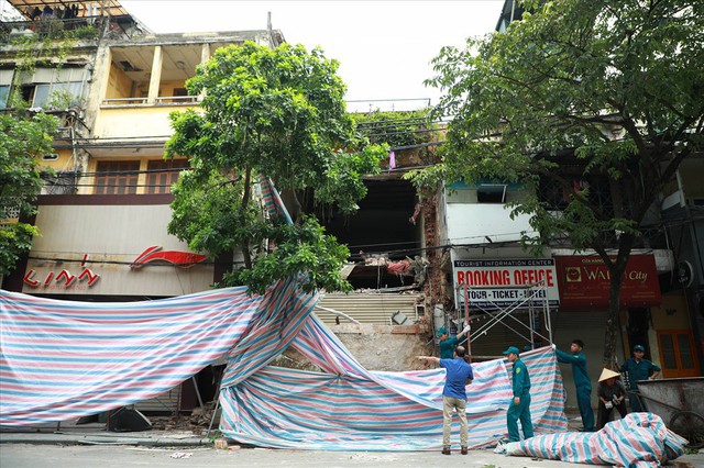Hiện trường tan hoang vụ sập nhà phố cổ giữa trung tâm Hà Nội - Ảnh 11.