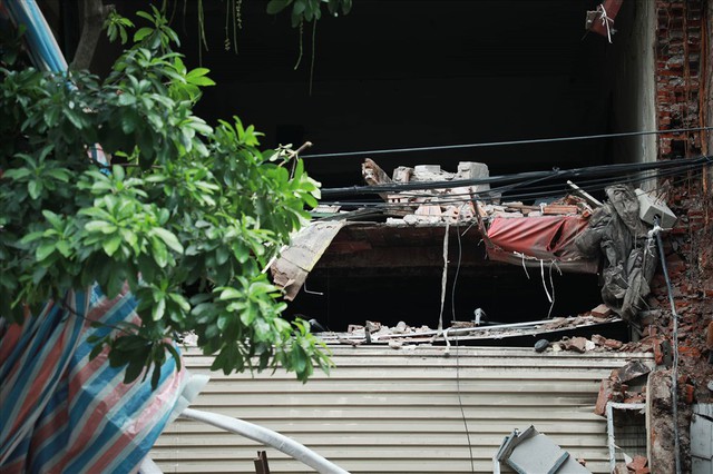 Hiện trường tan hoang vụ sập nhà phố cổ giữa trung tâm Hà Nội - Ảnh 12.