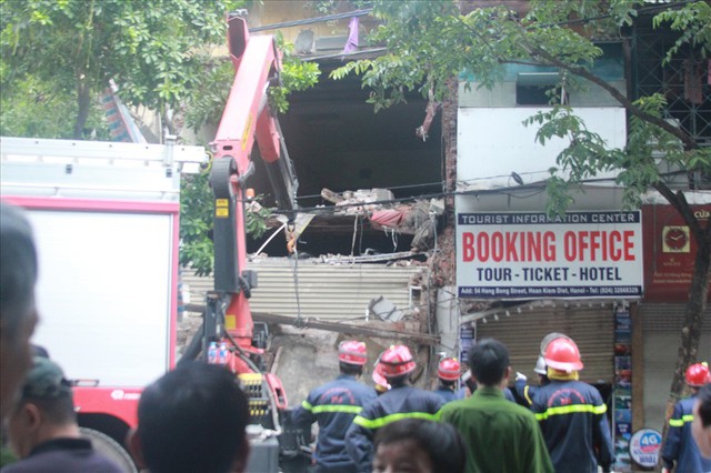 Hiện trường tan hoang vụ sập nhà phố cổ giữa trung tâm Hà Nội - Ảnh 3.