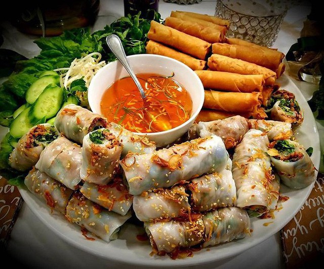 Food tour Hà Nội được báo Anh ca ngợi hết lời, đề xuất không thể bỏ qua bánh canh cá rô, bánh cuốn, cà phê - Ảnh 3.