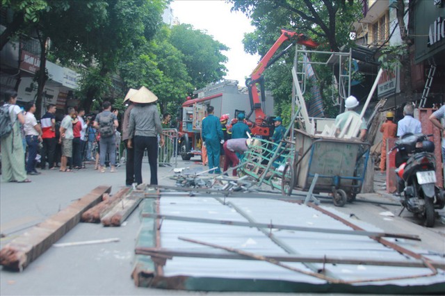Hiện trường tan hoang vụ sập nhà phố cổ giữa trung tâm Hà Nội - Ảnh 4.