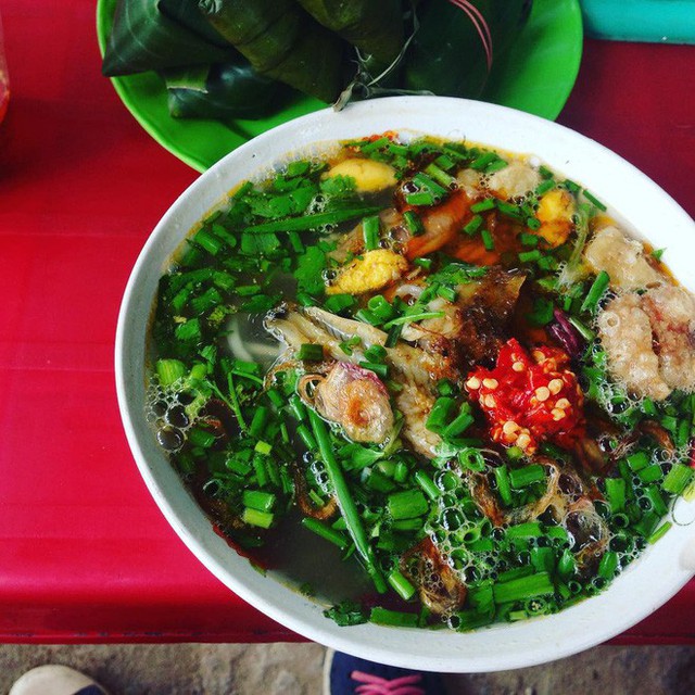 Food tour Hà Nội được báo Anh ca ngợi hết lời, đề xuất không thể bỏ qua bánh canh cá rô, bánh cuốn, cà phê - Ảnh 4.
