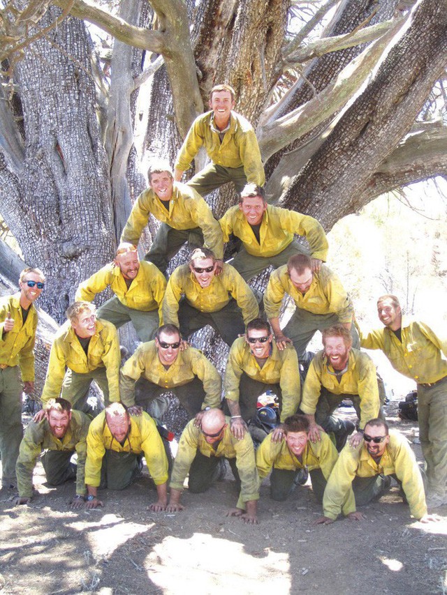 Bức ảnh 19 lính cứu hỏa cùng chung một số phận và câu chuyện thảm kịch trong vụ cháy rừng kinh hoàng nhất lịch sử nước Mỹ - Ảnh 5.