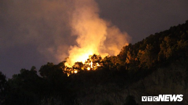 Giữa đêm, hàng trăm người leo lên đỉnh núi dập tắt đám cháy rừng ở Đà Nẵng - Ảnh 1.