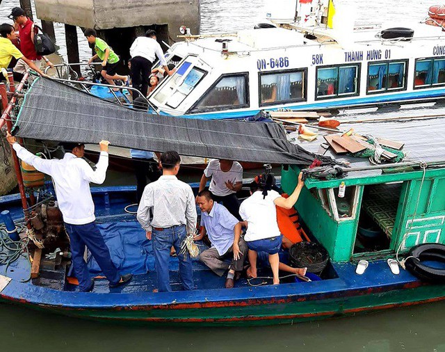 Tàu cao tốc chở 46 du khách bị tàu cá đâm ở Vân Đồn - Ảnh 1.