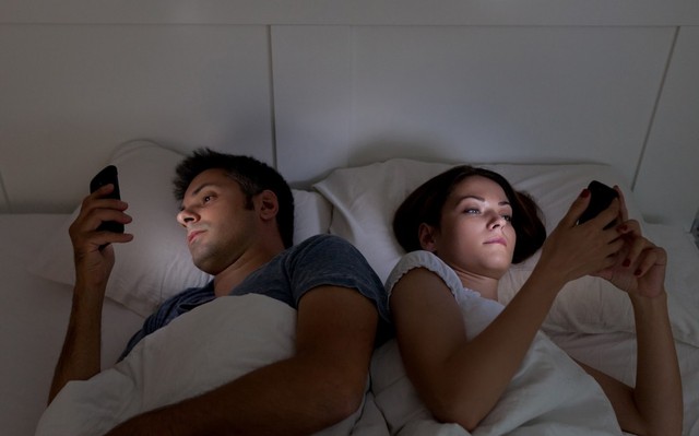 Đây là cách não bạn bị tàn phá mỗi ngày nếu dùng điện thoại trước khi đi ngủ: Giá như ai cũng biết sớm để bỏ! - Ảnh 1.