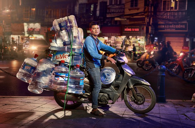 [Ảnh] Nền kinh tế trên yên xe máy ở Việt Nam qua ống kính phóng viên The Guardian - Ảnh 5.