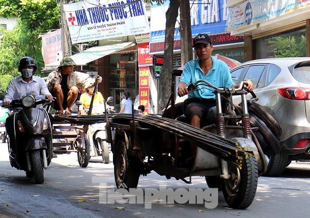 Xe thô sơ chở hàng cồng kềnh nghênh ngang trên phố Hà Nội - Ảnh 2.