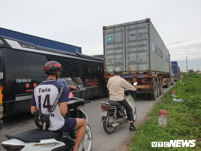 Ảnh: Giao thông Quốc lộ 5 tê liệt hàng chục km sau 3 vụ tai nạn liên tiếp làm 7 người chết - Ảnh 6.