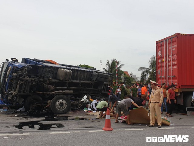 Ảnh: Giao thông Quốc lộ 5 tê liệt hàng chục km sau 3 vụ tai nạn liên tiếp làm 7 người chết - Ảnh 8.