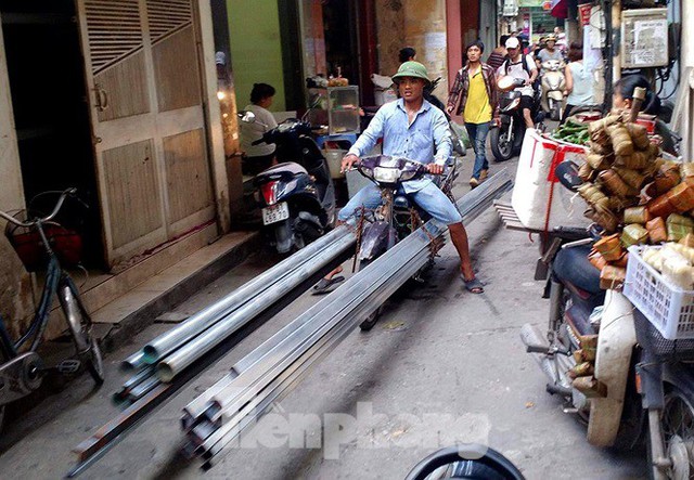 Xe thô sơ chở hàng cồng kềnh nghênh ngang trên phố Hà Nội - Ảnh 9.