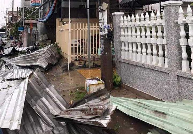 Hàng trăm căn nhà bị sập và tốc mái trong cơn mưa giông lớn tại An Giang - Ảnh 1.