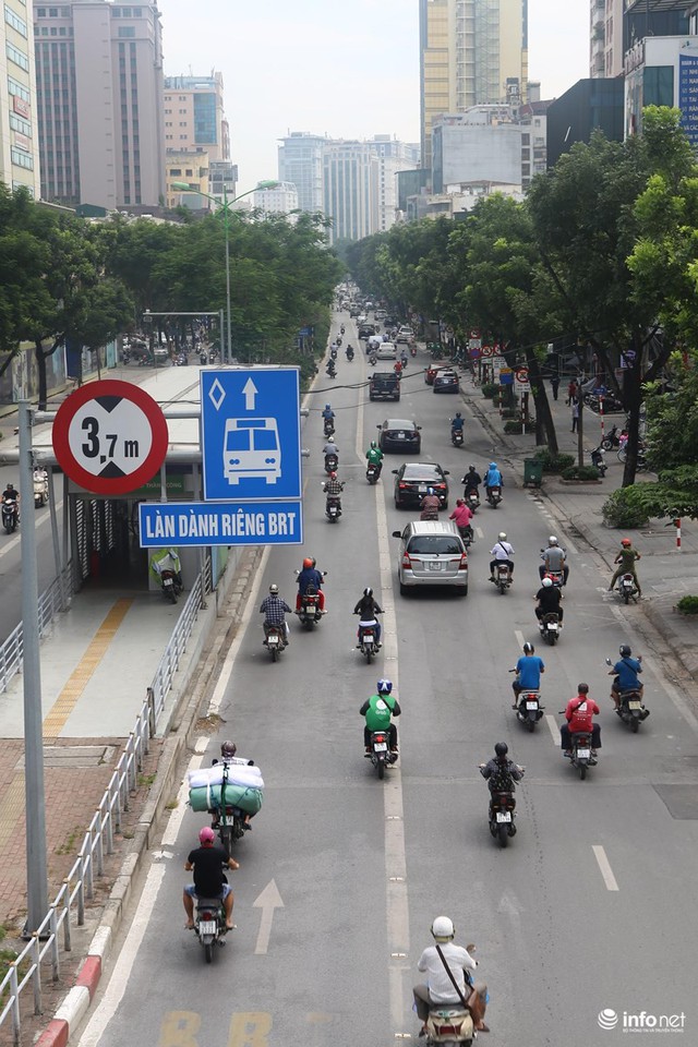 Những hình ảnh xấu xí của người dân vi phạm giao thông ở Hà Nội - Ảnh 1.