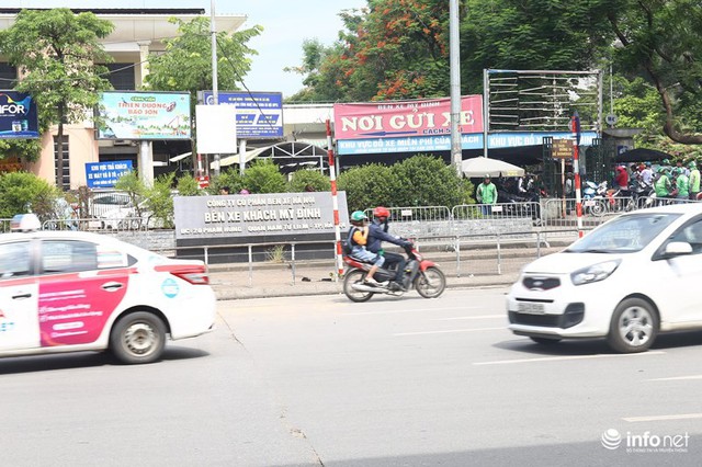 Những hình ảnh xấu xí của người dân vi phạm giao thông ở Hà Nội - Ảnh 3.