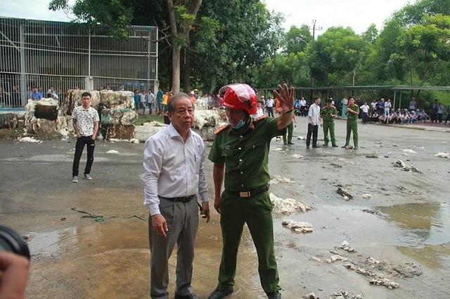 Kho nguyên liệu công ty sợi ở Thừa Thiên-Huế bốc cháy dữ  - Ảnh 4.