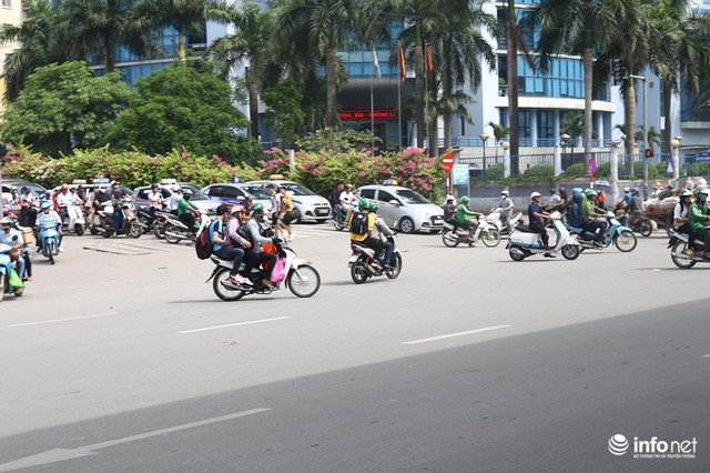 Những hình ảnh xấu xí của người dân vi phạm giao thông ở Hà Nội - Ảnh 6.