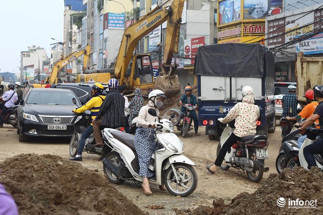Những hình ảnh xấu xí của người dân vi phạm giao thông ở Hà Nội - Ảnh 8.