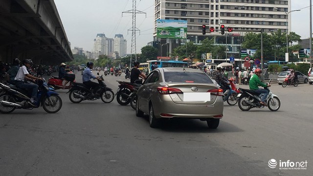 Những hình ảnh xấu xí của người dân vi phạm giao thông ở Hà Nội - Ảnh 9.