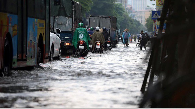 Xế hộp bơi trong bể nước Hà thành sau cơn mưa lớn - Ảnh 6.