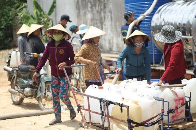 Bình Định đưa xe chữa cháy tiếp nước sinh hoạt cho người dân - Ảnh 1.