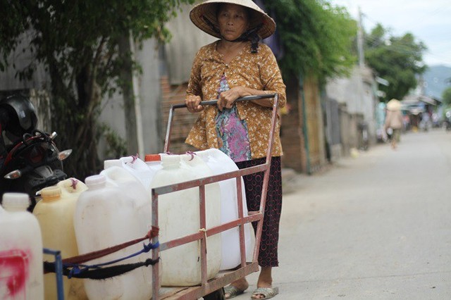 Bình Định đưa xe chữa cháy tiếp nước sinh hoạt cho người dân - Ảnh 2.