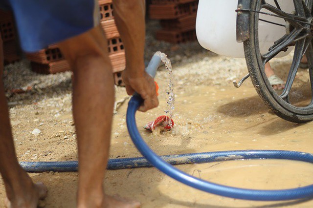 Bình Định đưa xe chữa cháy tiếp nước sinh hoạt cho người dân - Ảnh 5.