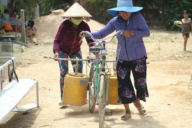 Bình Định đưa xe chữa cháy tiếp nước sinh hoạt cho người dân - Ảnh 7.