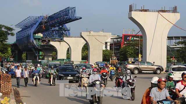 Người dân khốn khổ luồn lách trong khói bụi khi qua đại công trường vành đai 2 - Ảnh 10.