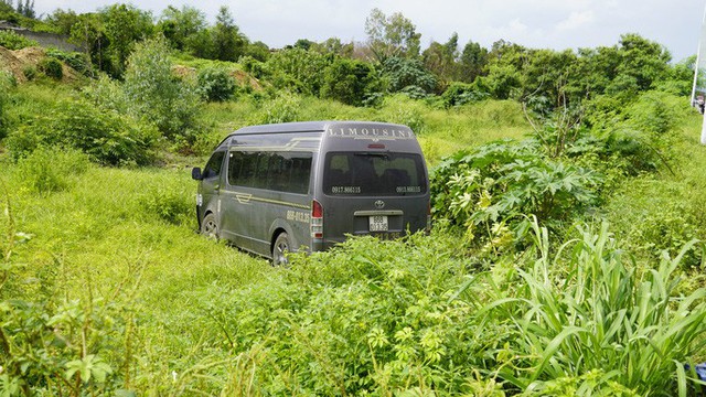 Sau tiếng động, tá hỏa thấy xe Limousine nằm dưới hố, xe khách lao sát nhà dân - Ảnh 1.