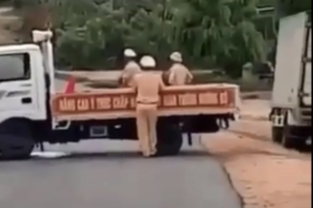 Xe gỗ lậu tông văng xe CSGT ở Gia Lai, tài xế khai đạp nhầm chân ga - Ảnh 3.