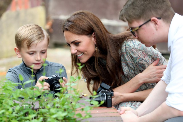 Between her two nieces-in-law, one 9 and one 10, Kate and Meghan, the Queen of England is only close to exactly one person: The answer no one expected and this is the reason - Photo 4.