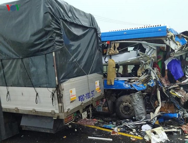 Xe giường nằm đâm xe tải ở Quảng Bình, nhiều người nhập viện - Ảnh 2.
