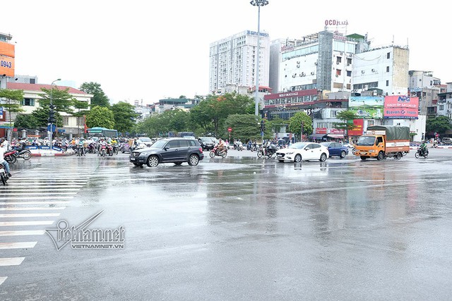Vỡ ống nước ở ngã 6 Hà Nội, nước chảy như suối giữa phố - Ảnh 1.