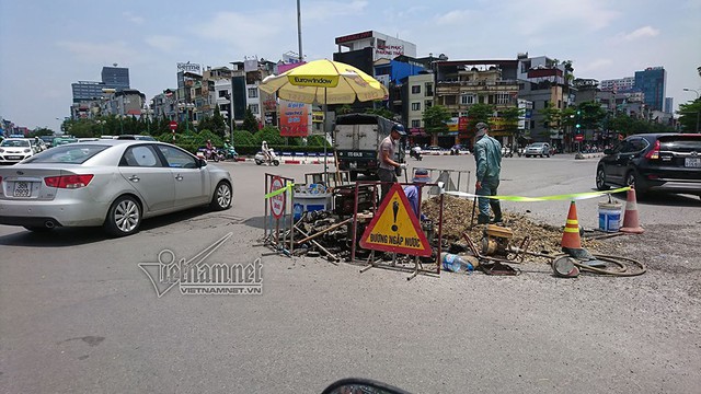 Công nhân đội nắng vá đường ống nước giữa ngã 6 Hà Nội - Ảnh 3.